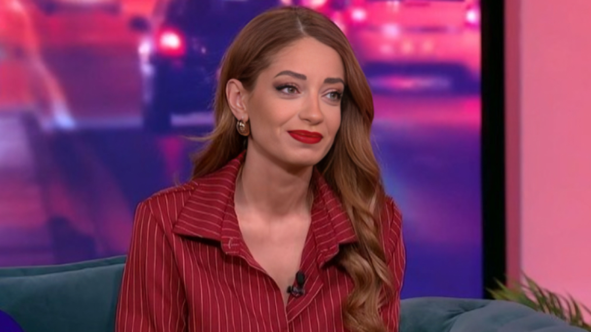 Στεφανία Γκουρνέλου: «Ο πατέρας μου ήθελε να με προστατεύσει, αλλά πλήγωσε την παιδικότητά μου»