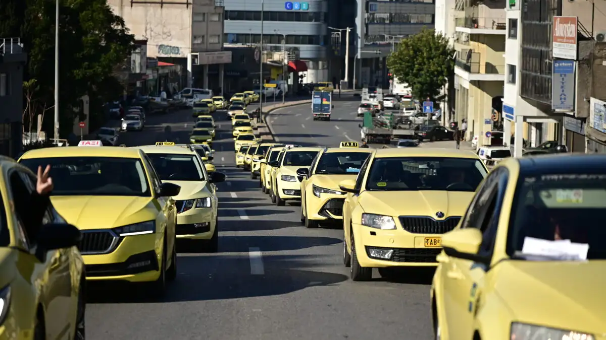 Απεργία ταξί: Πορεία προς Υπουργείο Μεταφορών με χρήση καπνογόνων