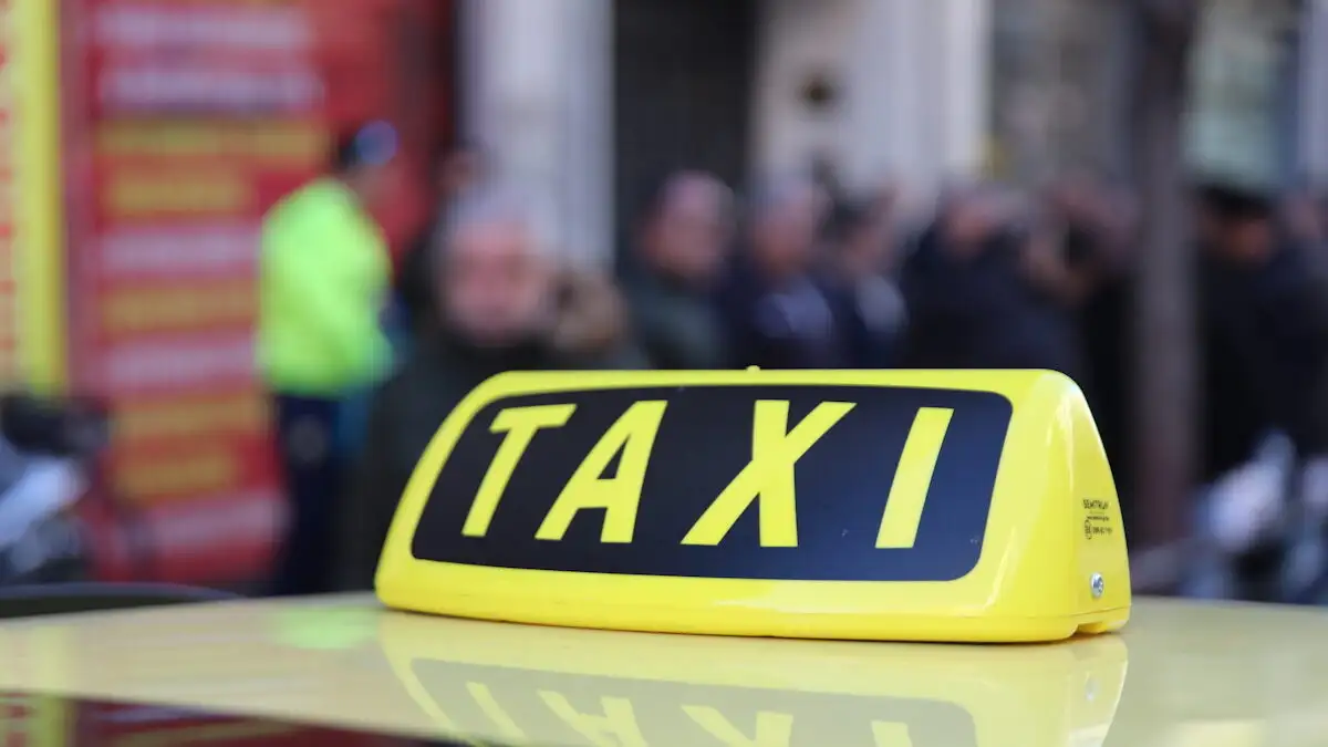 Αιματηρή επίθεση στο Αιγάλεω: Μαχαίρωσαν οδηγό ταξί και άρπαξαν το όχημά του Αιματηρή επίθεση στο Αιγάλεω: Μαχαίρωσαν οδηγό ταξί και άρπαξαν το όχημά του