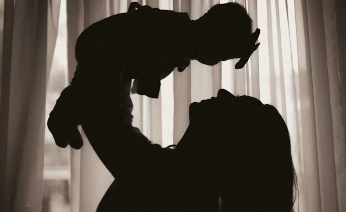 Οι «Γκρίζοι Πελαργοί»: Μητρότητα εκτός χρονοδιαγράμματος - της Νίκης Καταφελή