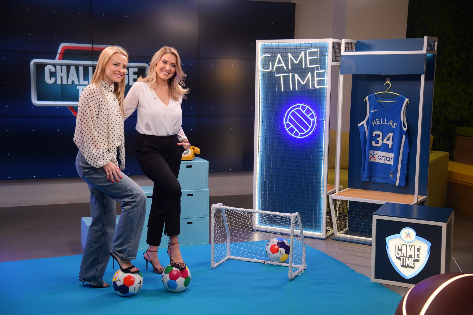 Η Έλενα Παπαβασιλείου βάζει γκολ στο ΟΠΑΠ Game Time με κλειστά μάτια