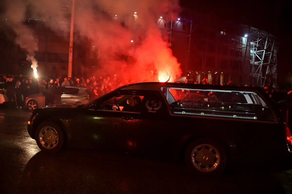 Βαρύ πένθος για τον ΠΑΟΚ: Πομπή στη Θεσσαλονίκη για τις σορούς των θυμάτων του τροχαίου