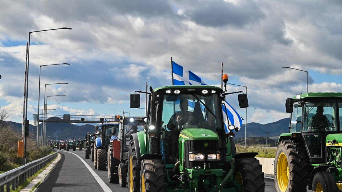Αγροτικές κινητοποιήσεις: Κλιμάκωση των μπλόκων παρά τις εσωτερικές διαφωνίες