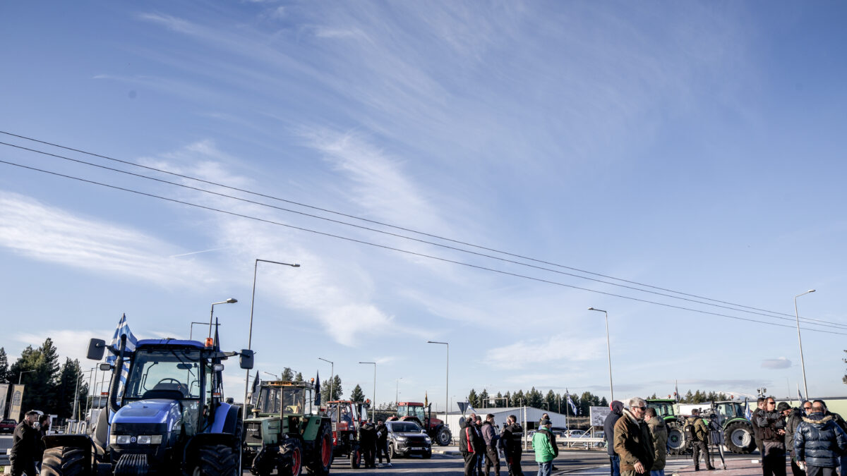 Αγρότες: Σε στάση αναμονής ενόψει της συνάντησης με Μητσοτάκη – Τράβηξαν στην άκρη του δρόμου τα τρακτέρ τους