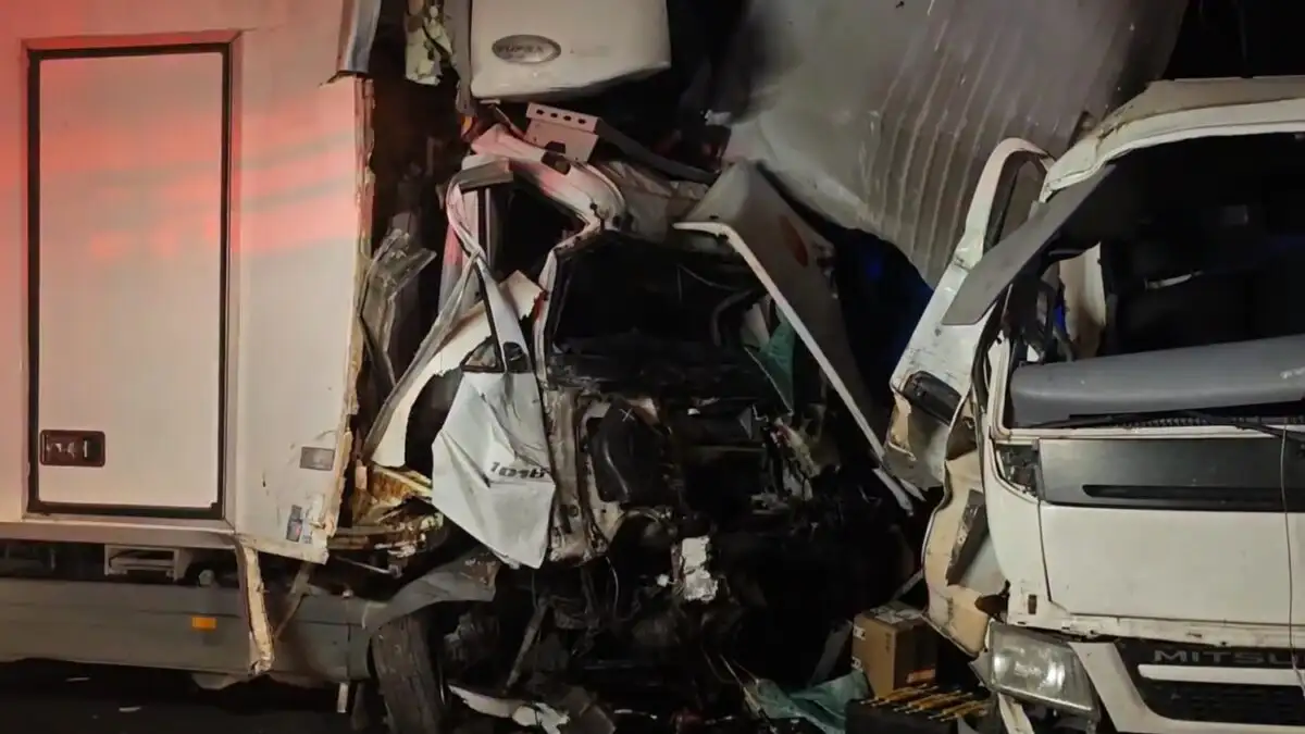 Κηφισός: Ένας νεκρός σε σφοδρό τροχαίο μετά από σύγκρουση με φορτηγό