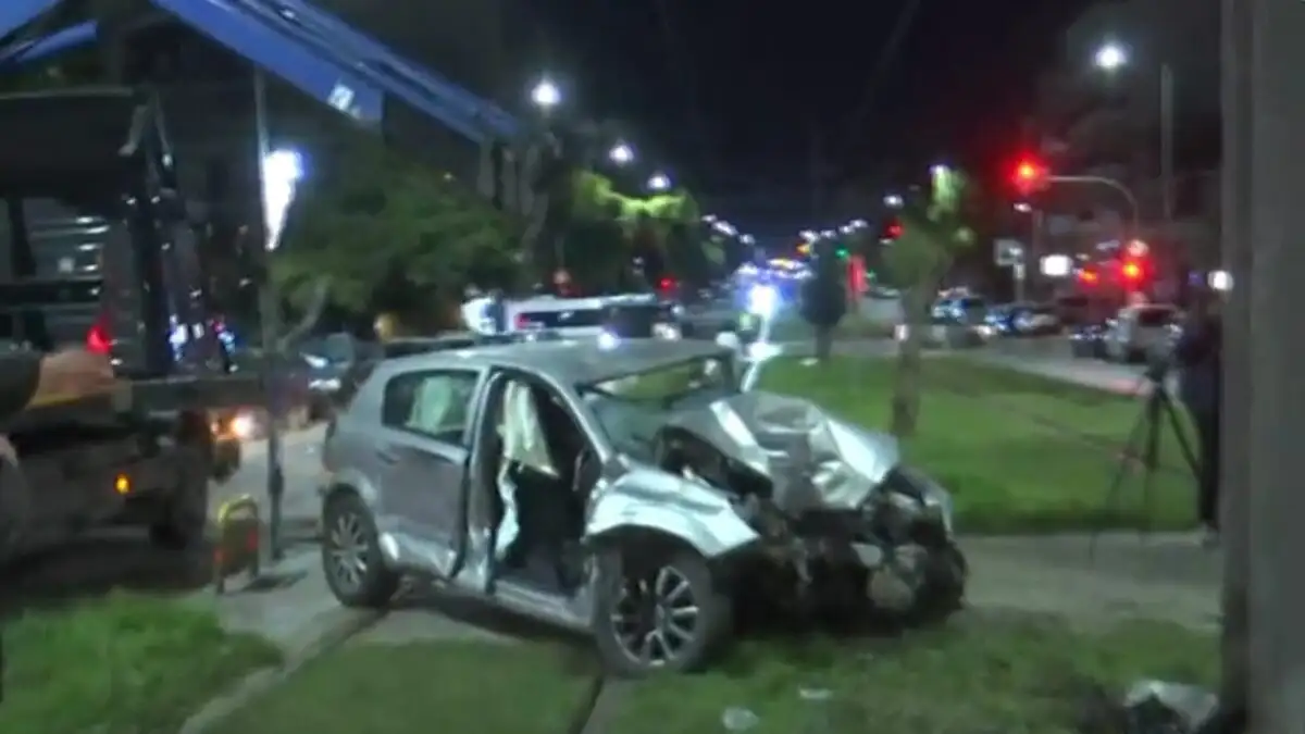 Νέα Σμύρνη: Σύγκρουση οχημάτων με κατάληξη σε κολώνα του τραμ – Δύο τραυματίες στο ΚΑΤ Νέα Σμύρνη: Σύγκρουση οχημάτων με κατάληξη σε κολώνα του τραμ – Δύο τραυματίες στο ΚΑΤ