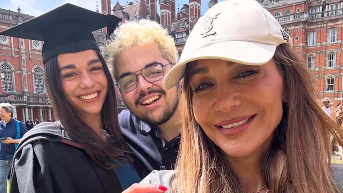 Μια οικογενειακή στιγμή με νόημα: Η κοινή εικόνα της Δέσποινας Βανδή με τα παιδιά της