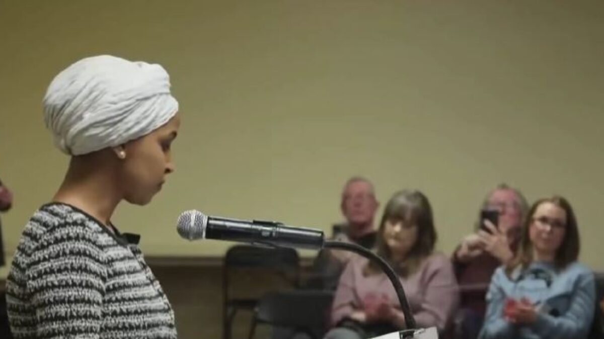 Σοκ στη Μινεάπολη: Άνδρας ψέκασε με άγνωστη ουσία βουλευτή των Δημοκρατικών σε town hall – Συνελήφθη