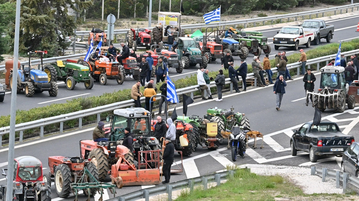 Μπλόκα αγροτών παραλύουν το οδικό δίκτυο: Χιλιόμετρα ουρών στη Στερεά και αποκλεισμοί σε Θεσσαλία
