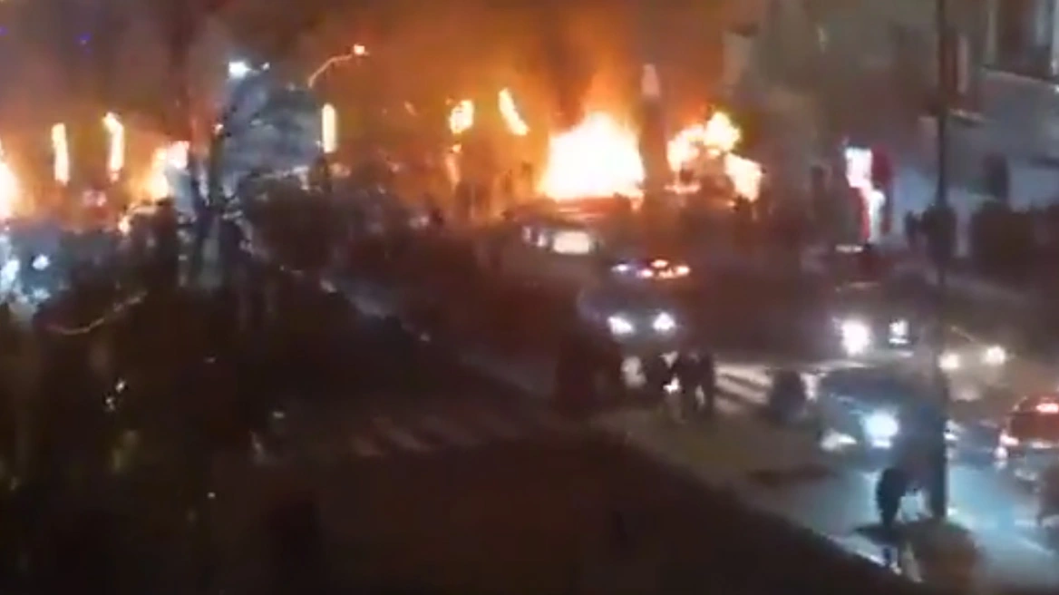 Νύχτα εκτεταμένων ταραχών στο Ιράν: Διακοπή Ίντερνετ και τηλεπικοινωνιών, φλόγες και συγκρούσεις στους δρόμους