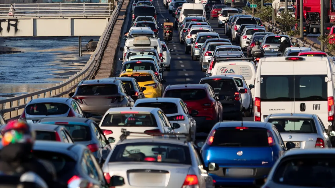 Live η κίνηση τώρα στους δρόμους: Μεγάλο μποτιλιάρισμα σε Κηφισό, Αρδηττού και Λεωφόρο Σχιστού, τροχαίο στην Κατεχάκη