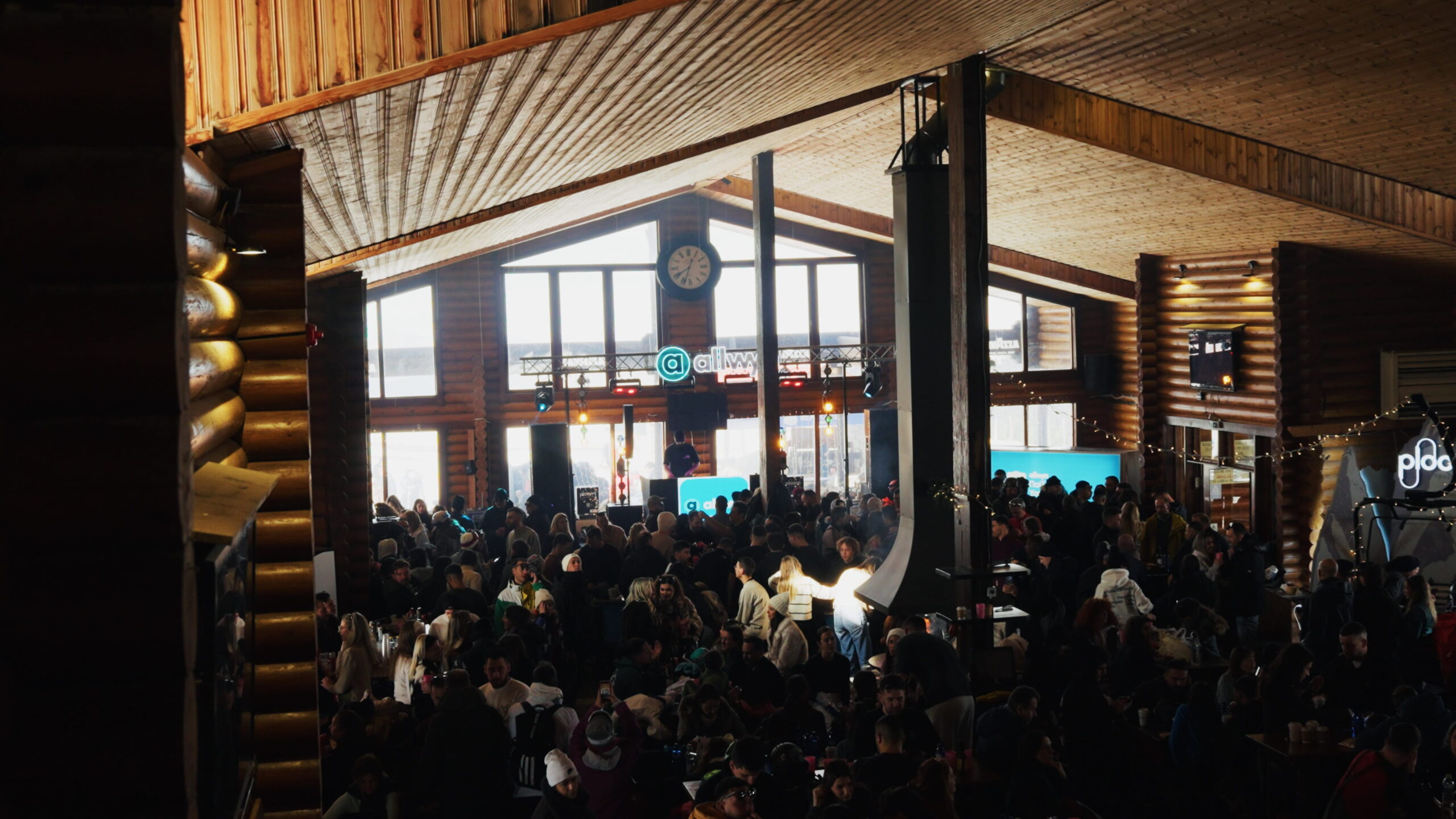 Μια αξέχαστη εμπειρία Après Ski στο Χιονοδρομικό Καλαβρύτων - Ρυθμός, χορός και εκπλήξεις στο απόλυτο winter πάρτι από την Allwyn Μια αξέχαστη εμπειρία Après Ski στο Χιονοδρομικό Καλαβρύτων - Ρυθμός, χορός και εκπλήξεις στο απόλυτο winter πάρτι από την Allwyn