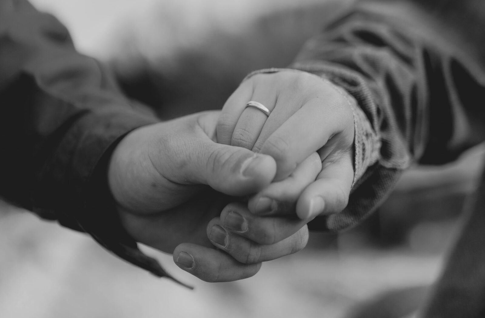 Το «Φάντασμα» της Ελληνικής Οικογένειας: Όταν στο Κρεβάτι «Κοιμούνται»…Τέσσερις (ή και περισσότεροι)- της Νίκης Καταφελή