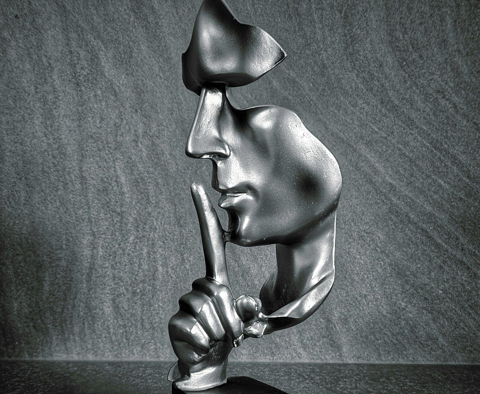 Ο «Φασισμός του Καλού Παιδιού»: Η Τυραννία της Συμμόρφωσης στην Ελλάδα της Μετριότητας- της Νίκης Καταφελή