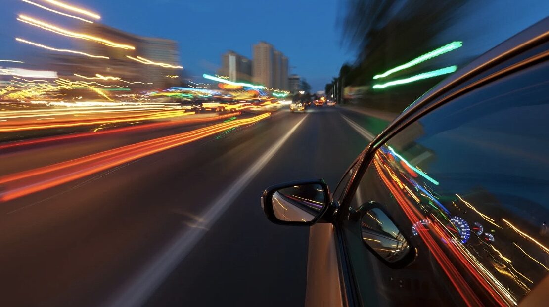 Το Ευαγγέλιο της Ασφάλτου: Τα Σινιάλα του Έλληνα Οδηγού- της Νίκης Καταφελή