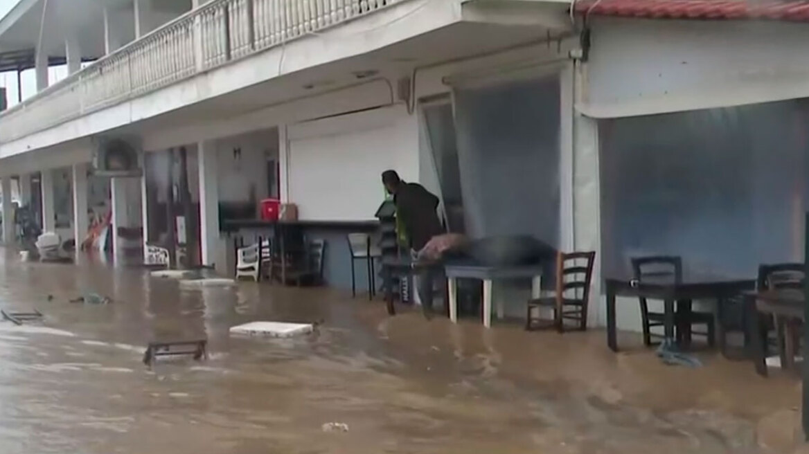 Σοβαρές πλημμύρες στον Αγιόκαμπο Λάρισας – Δρόμοι και παραλία «κατάκλυσε» υπερχείλιση ρέματος