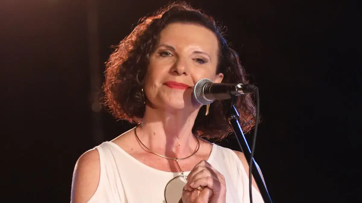 "Άννα Μπιθικώτση: 'Με το μαντήλι που σκούπισα το δάκρυ του πατέρα μου πριν «φύγει», άγγιξα και τα δάκρυα της μητέρας μου πριν πεθάνει'"