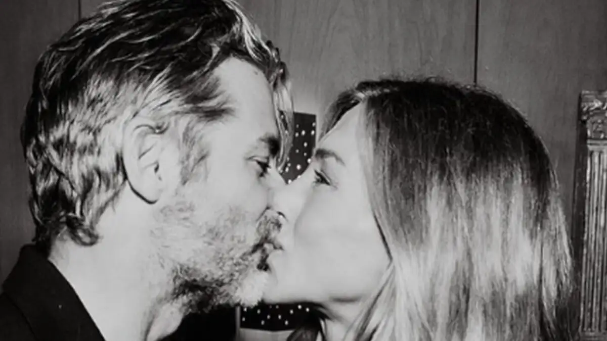 Το τρυφερό φιλί της Τζένιφερ Άνιστον στον σύντροφό της Τζιμ Κέρτις για τα 57α γενέθλιά της