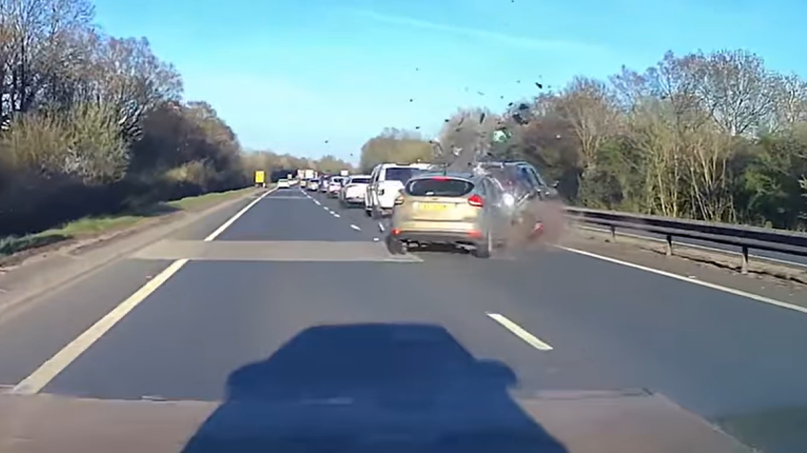 Βρετανία: Οδηγός προκάλεσε σοβαρό τροχαίο ενώ χρησιμοποιούσε κινητό – Επείγουσα επέμβαση για έγκυο