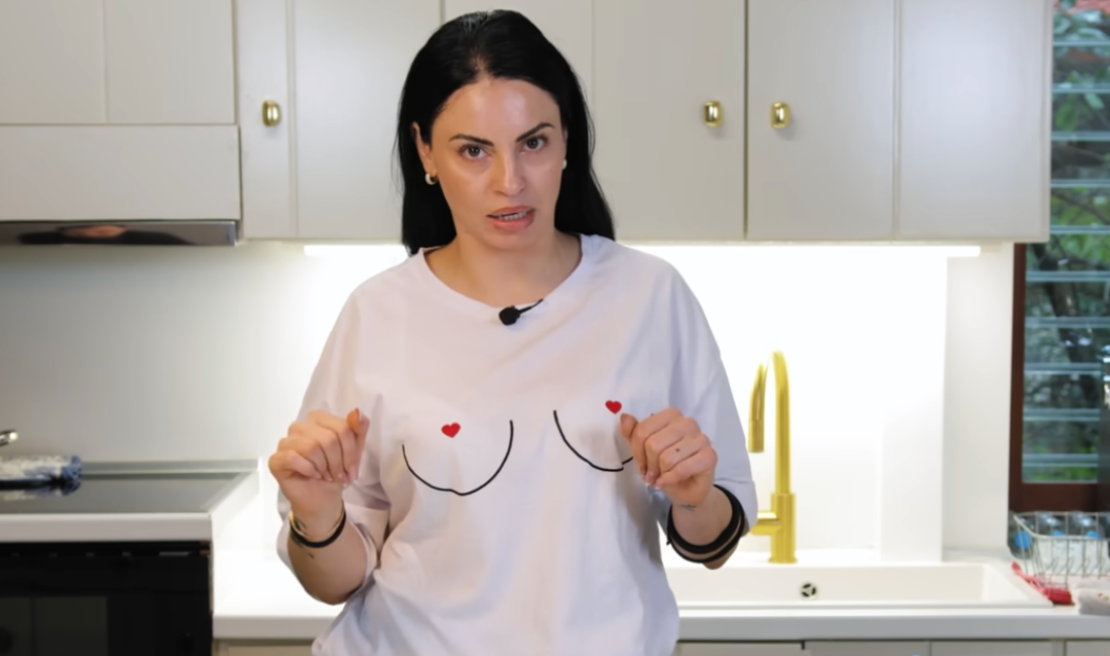 "Ξανά ερωτευμένη η Δήμητρα Αλεξανδράκη: 'Εκεί που αποφάσισα να μείνω μόνη μου, μου κάνει πλάκα ο Θεός'"