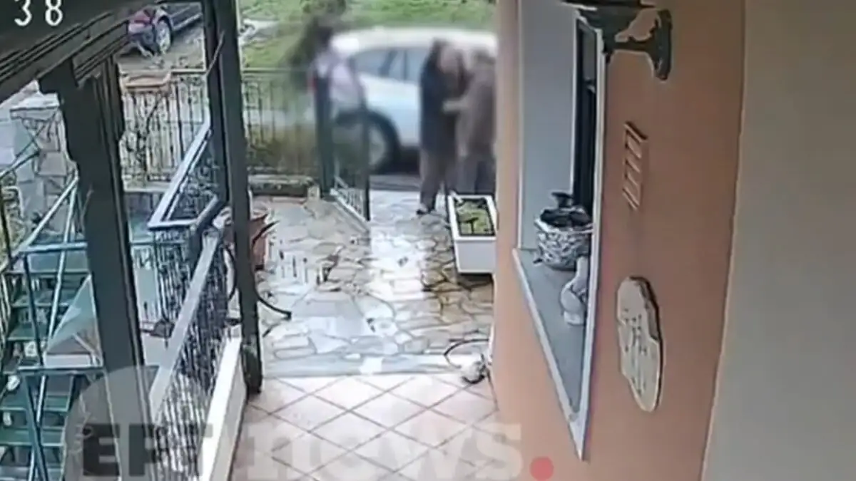 Βίντεο-ντοκουμέντο: Αγκαλιάζει ηλικιωμένο και του αρπάζει την αλυσίδα – Πάνω από 400.000 ευρώ η λεία του κυκλώματος