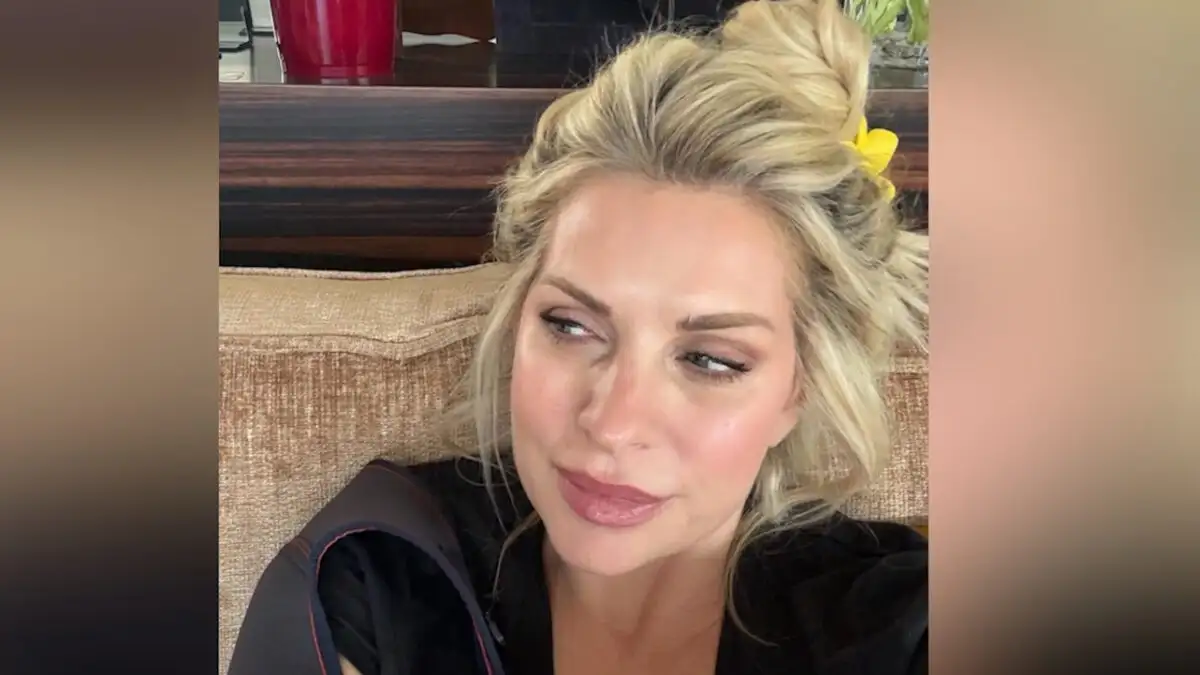 Με νάρθηκα στο χέρι η Ελένη Μενεγάκη – Οι φωτογραφίες που ανάρτησε