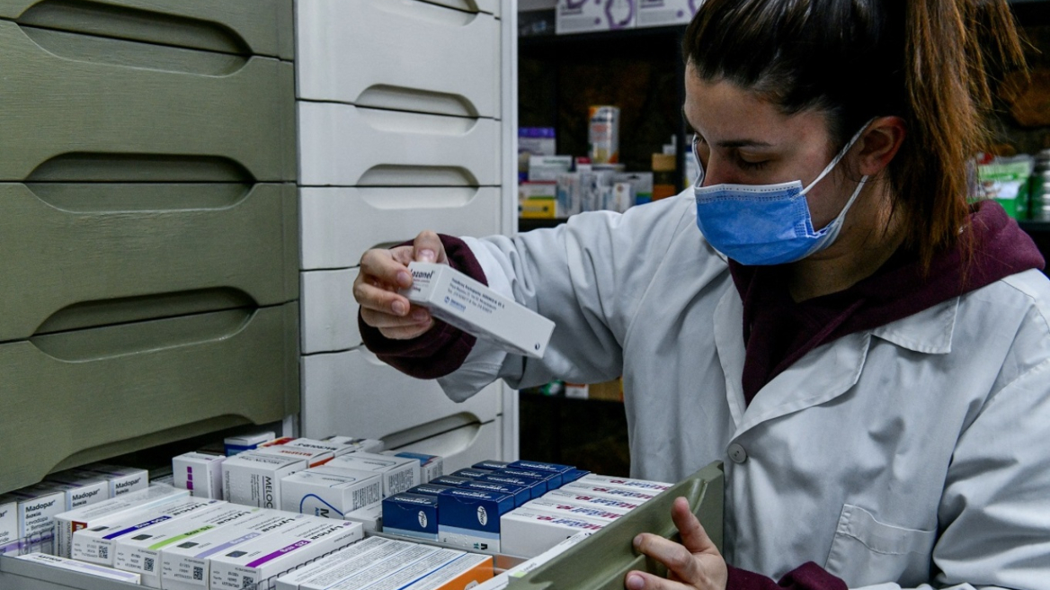 "Ξεκινά η διάθεση φαρμάκων υψηλού κόστους από τον ΕΟΠΥΥ μέσω των φαρμακείων: Η διαδικασία, τα οφέλη για τον ασθενή"