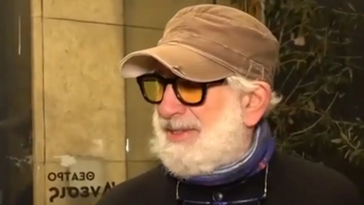 Πέτρος Φιλιππίδης: «Είμαι μια χαρά» – Η ειρωνεία, η εικόνα και η δημόσια ανάγνωση μιας φράσης