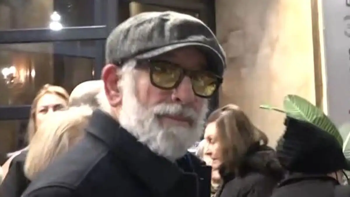 Πέτρος Φιλιππίδης σε ρεπόρτερ: «Είσαι καλά παιδί μου;» κατά τη διάρκεια βραδινής εξόδου