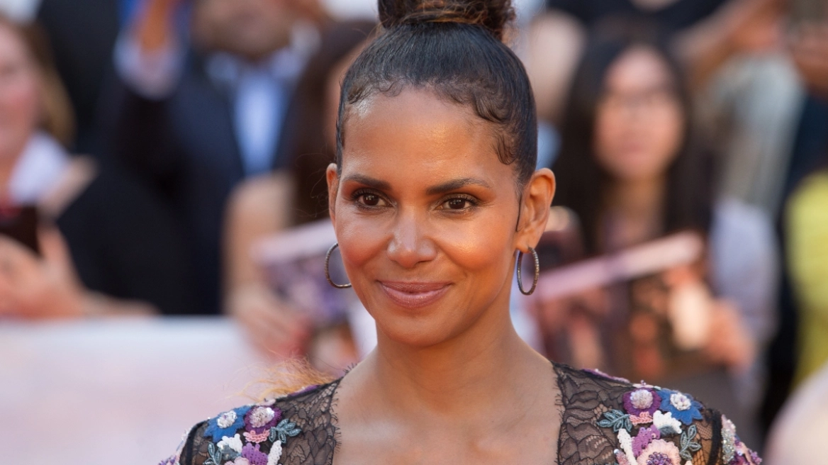 Χάλι Μπέρι για τον ηλικιακό ρατσισμό: «Δεν τελειώνουμε στα 50, ούτε στα 60, ούτε καν στα 70»