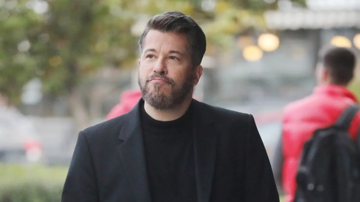 Βαρθακούρης ενοχλημένος με το πρόβλημα ήχου στην ερμηνεία του αδερφού του στον Β’ ελληνικό ημιτελικό της Eurovision Song Contest