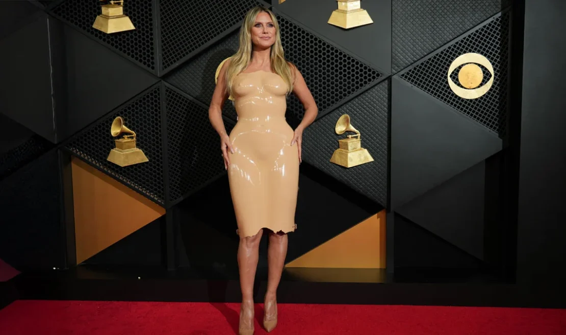 Χάιντι Κλουμ: «Ήταν πολύ δύσκολο να περπατήσω με το φόρεμά μου στα Grammy» – Η αποκάλυψη για το εντυπωσιακό outfit