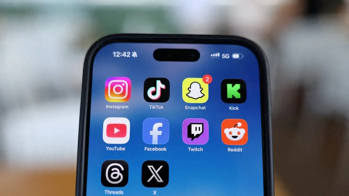 «Καμπανάκι» Παπαστεργίου για τα social media: «Τα παιδιά μας κινδυνεύουν – Έρχονται περιορισμοί και απαγορεύσεις ανάλογα με την ηλικία»