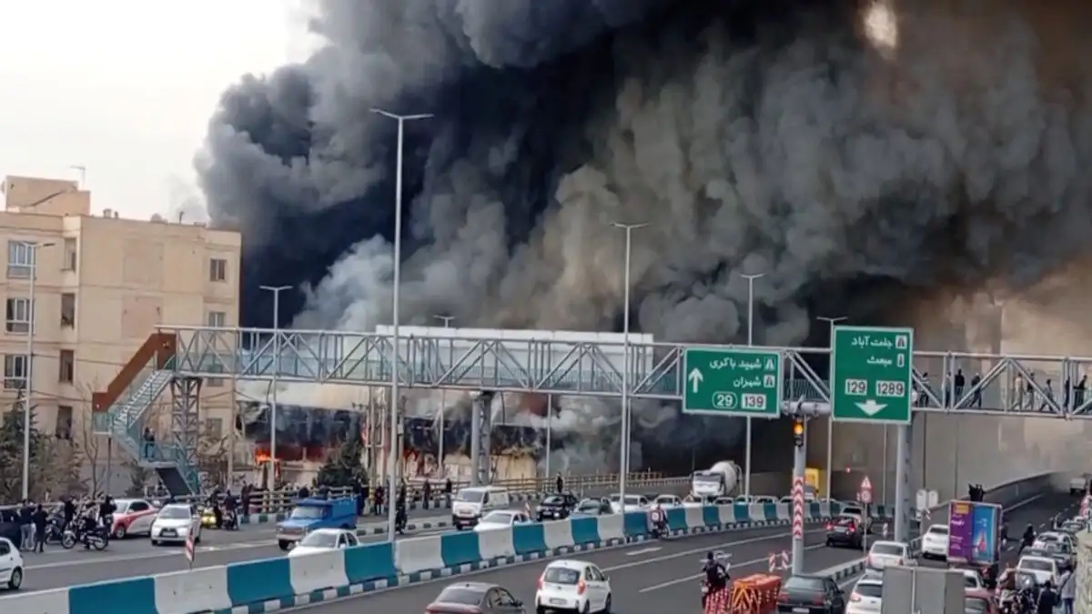 Ιράν:Τέθηκε υπό έλεγχο η τεράστια φωτιά που «έπνιξε» με μαύρο καπνό την Τεχεράνη – Δεν υπάρχουν τραυματίες