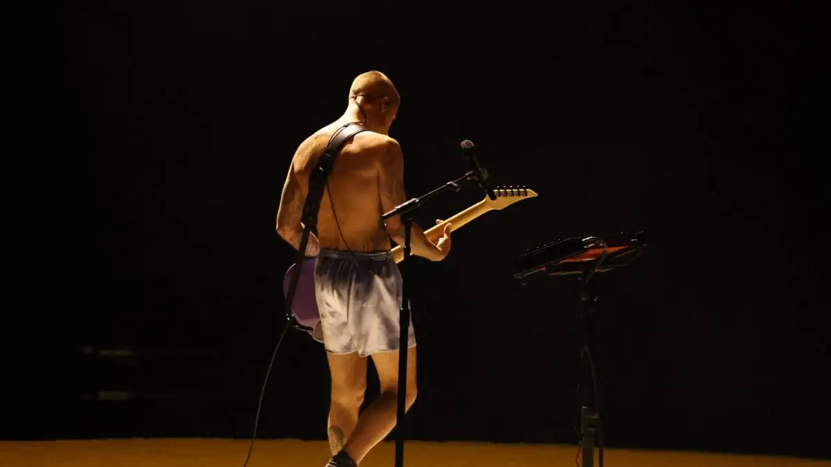 Ο Τζάστιν Μπίμπερ προκάλεσε αίσθηση στα Grammy: Στη σκηνή μόνο με μποξεράκι και κάλτσες, αφιέρωση τατουάζ στη Χέιλι