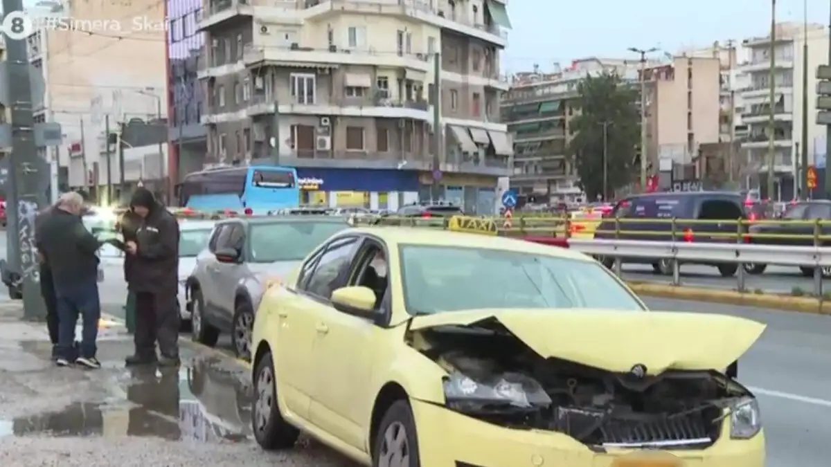 Συγγρού: Πεζός παρασύρθηκε – Καραμπόλα 5 οχημάτων στο ρεύμα προς Πειραιά