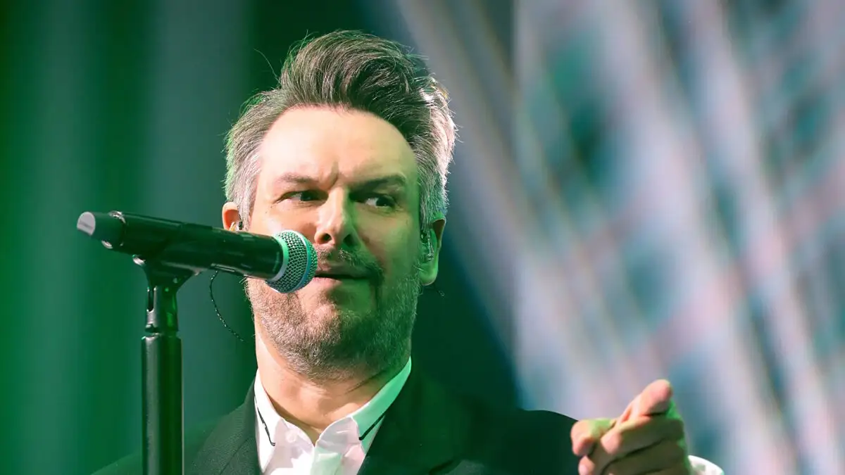 Πάνος Κιάμος και Πάολα σε μια συγκινητική αφιέρωση: Τίμησαν τη μνήμη των φιλάθλων του ΠΑΟΚ και των εργατριών της «Βιολάντα»