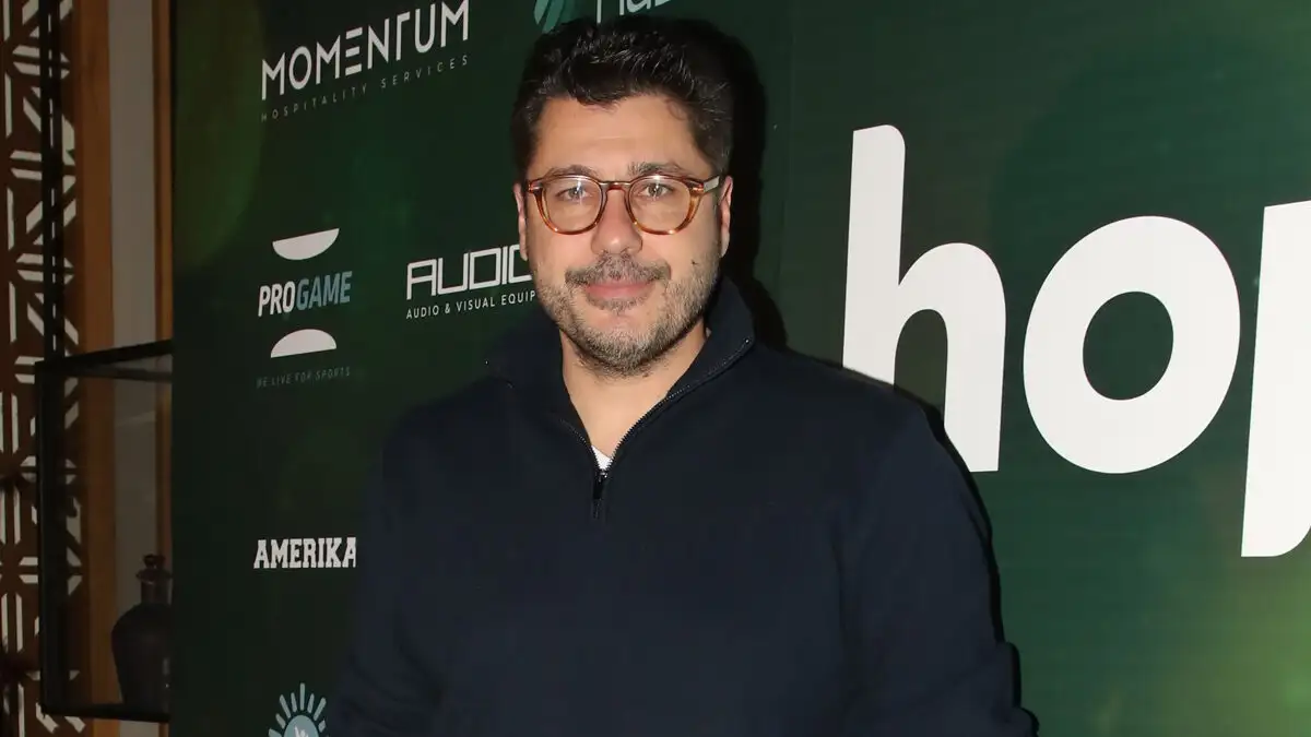 "Λάμπρος Κωνσταντάρας: «Ο υπέροχος κατά τ’ άλλα Γιώργος Καπουτζίδης κάνει υποδείξεις με έντονο τρόπο στο τι θα ρωτούν οι συνάδελφοι»"