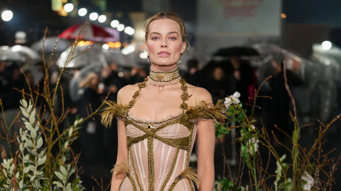 Μάργκοτ Ρόμπι: Εντυπωσίασε με ημιδιάφανο φόρεμα και κορσέ στην πρεμιέρα των «Ανεμοδαρμένων Υψών»