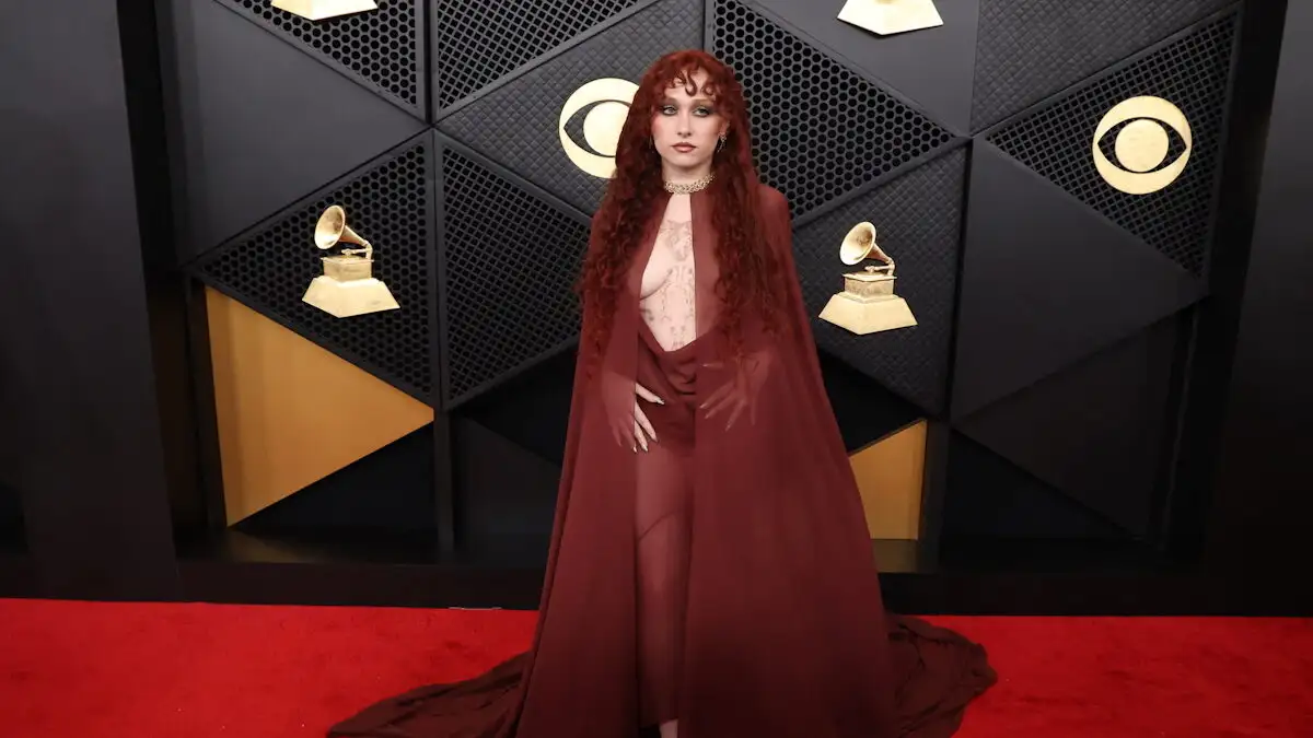 Grammy Awards: Η Τσάπελ Ρόουν εμφανίστηκε τόπλες στο κόκκινο χαλί και έκλεψε την παράσταση