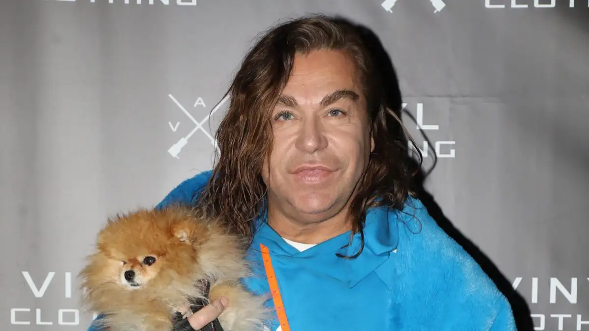 Τρύφωνας Σαμαράς: «Κρατούσα το παγωμένο της κορμάκι αγκαλιά για 20 λεπτά» – Ραγίζει καρδιές για τη σκυλίτσα του