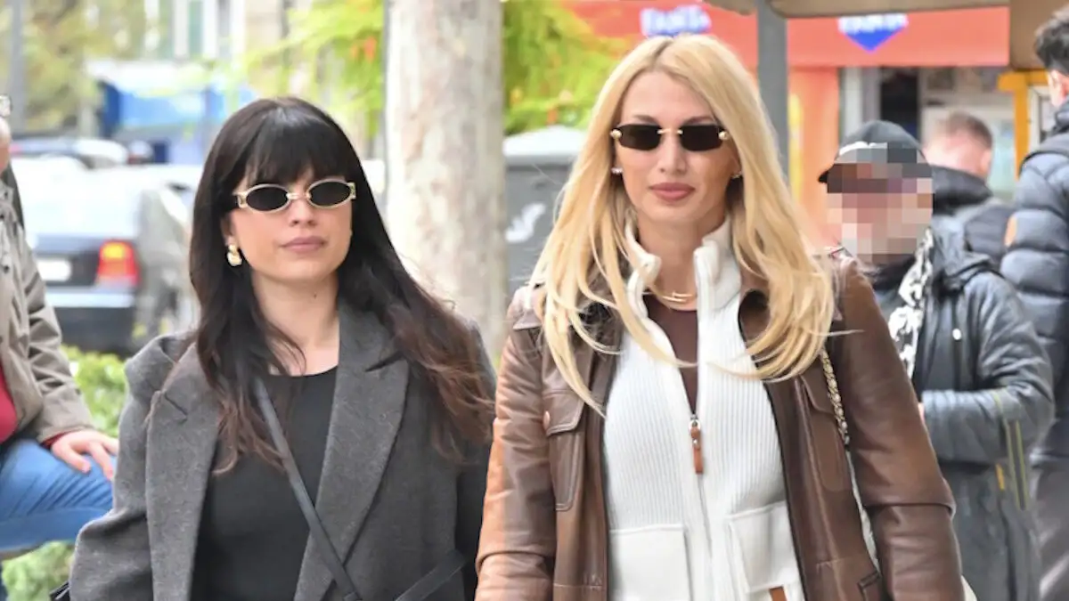 "Κωνσταντίνα Σπυροπούλου: Σπάνια δημόσια εμφάνιση με τη μικρότερη αδελφή της, Κατερίνα"