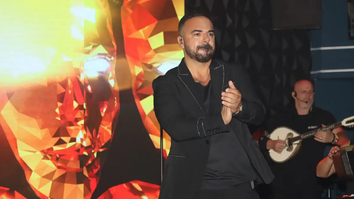 Τριαντάφυλλος σε Βαγγέλη Περρή: «Χίλια συγγνώμη, δεν το ήξερα» Τριαντάφυλλος σε Βαγγέλη Περρή: «Χίλια συγγνώμη, δεν το ήξερα»