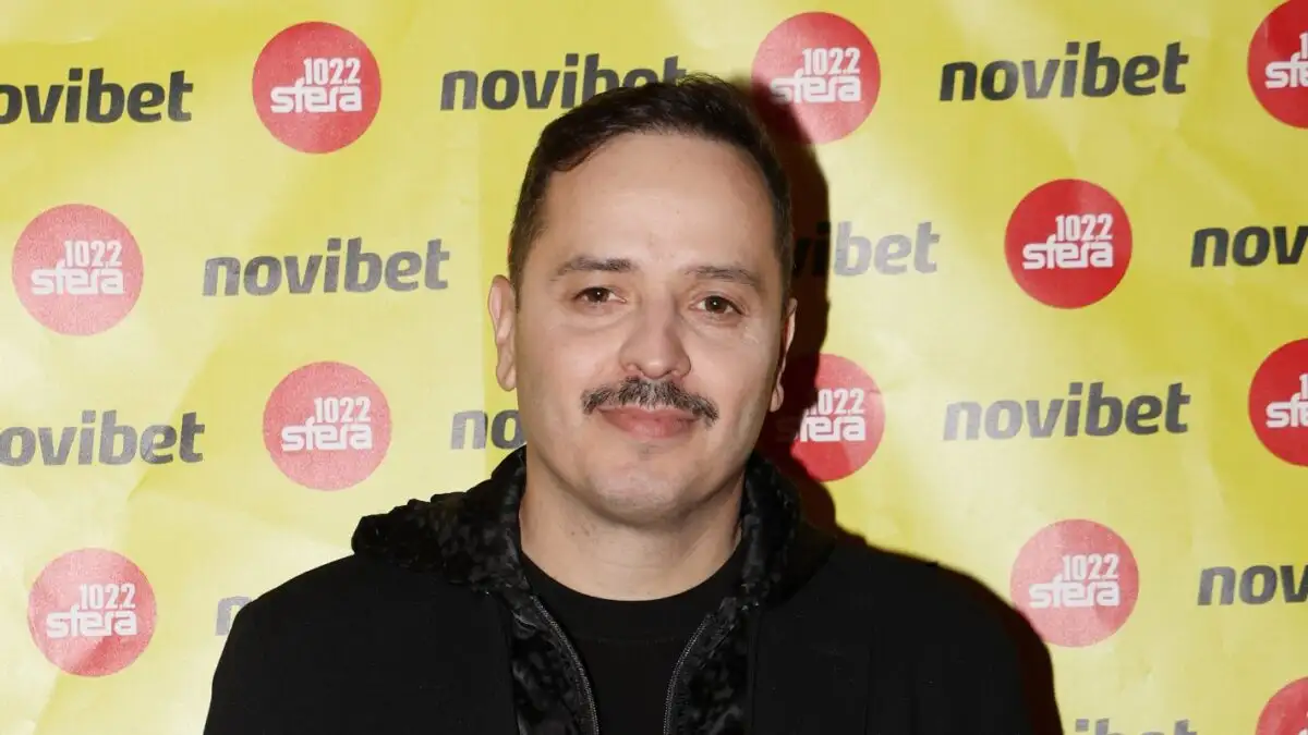 Αλέξανδρος Τσουβέλας: «Η σάτιρα σήμερα θέλει προσοχή – Το “correct” είναι παντού»