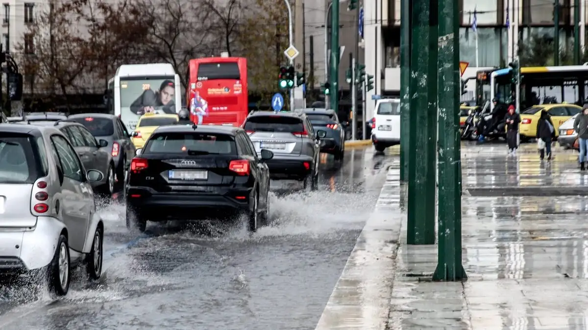 Σε εξέλιξη η κακοκαιρία με έντονα φαινόμενα έως το μεσημέρι της Δευτέρας – Έκτακτη ενημέρωση από την ΕΜΥ