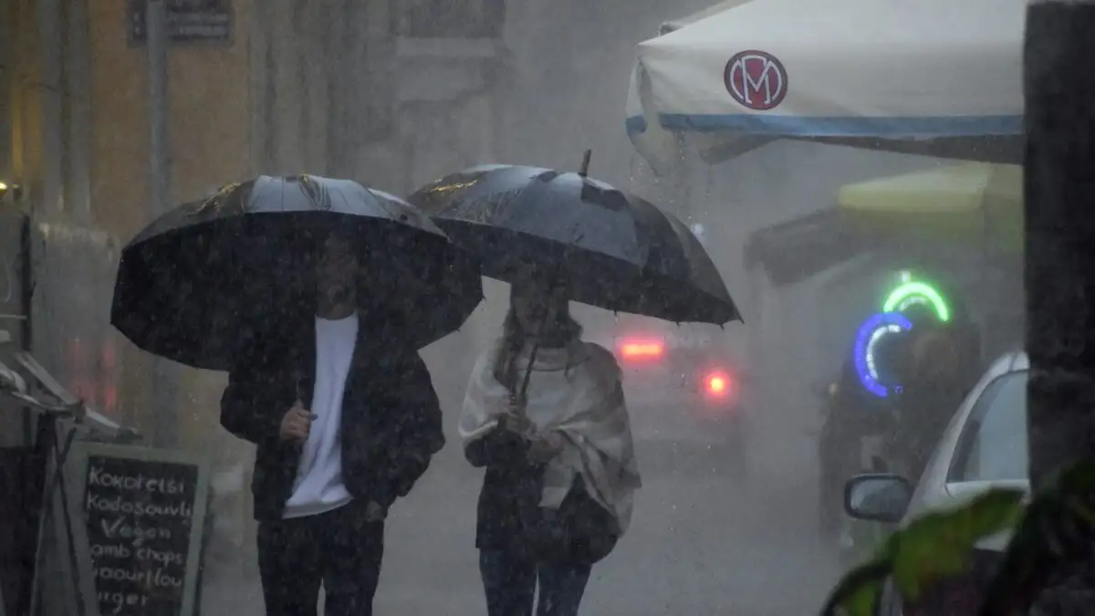 Σφοδρή κακοκαιρία πλήττει Αττική, Θεσσαλία, Μακεδονία και Πελοπόννησο – Ζωντανά η εξέλιξη του φαινομένου, Red Code σε 9 περιοχές