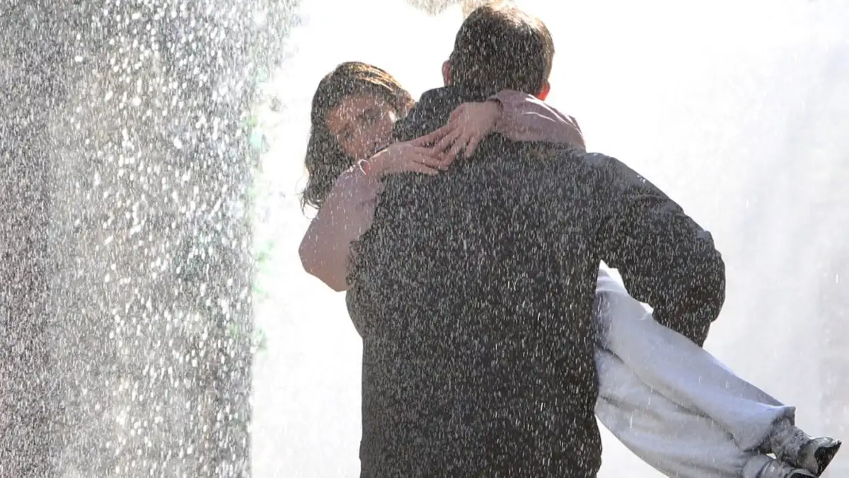 Η τεχνητή βροχή για την ταινία του Brad Pitt στην Ύδρα – Οι πρόβες της σκηνής καρέ καρέ