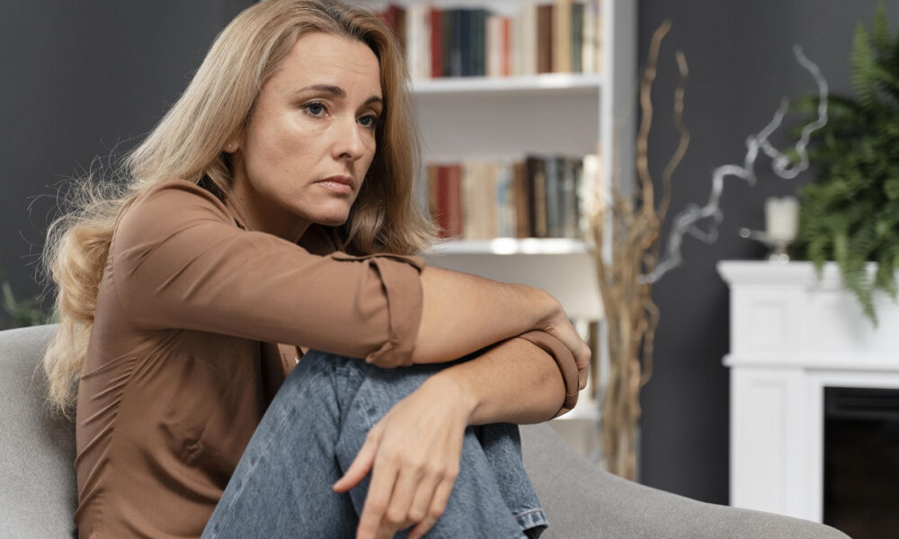 Κατάθλιψη στις γυναίκες: Οι παράγοντες που εξηγούν τη μεγαλύτερη ευαλωτότητα