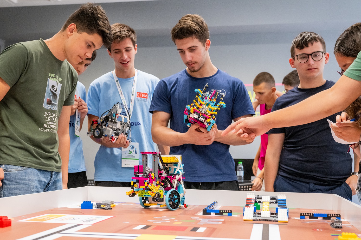 Η τεχνητή νοημοσύνη πρωταγωνιστεί στον Πανελλήνιο Διαγωνισμό STEM 2026 με στρατηγικό συνεργάτη την COSMOTE TELEKOM