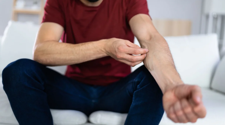 Φαγούρα σε όλο το σώμα: Πιθανά αίτια και πότε χρειάζεται έλεγχος